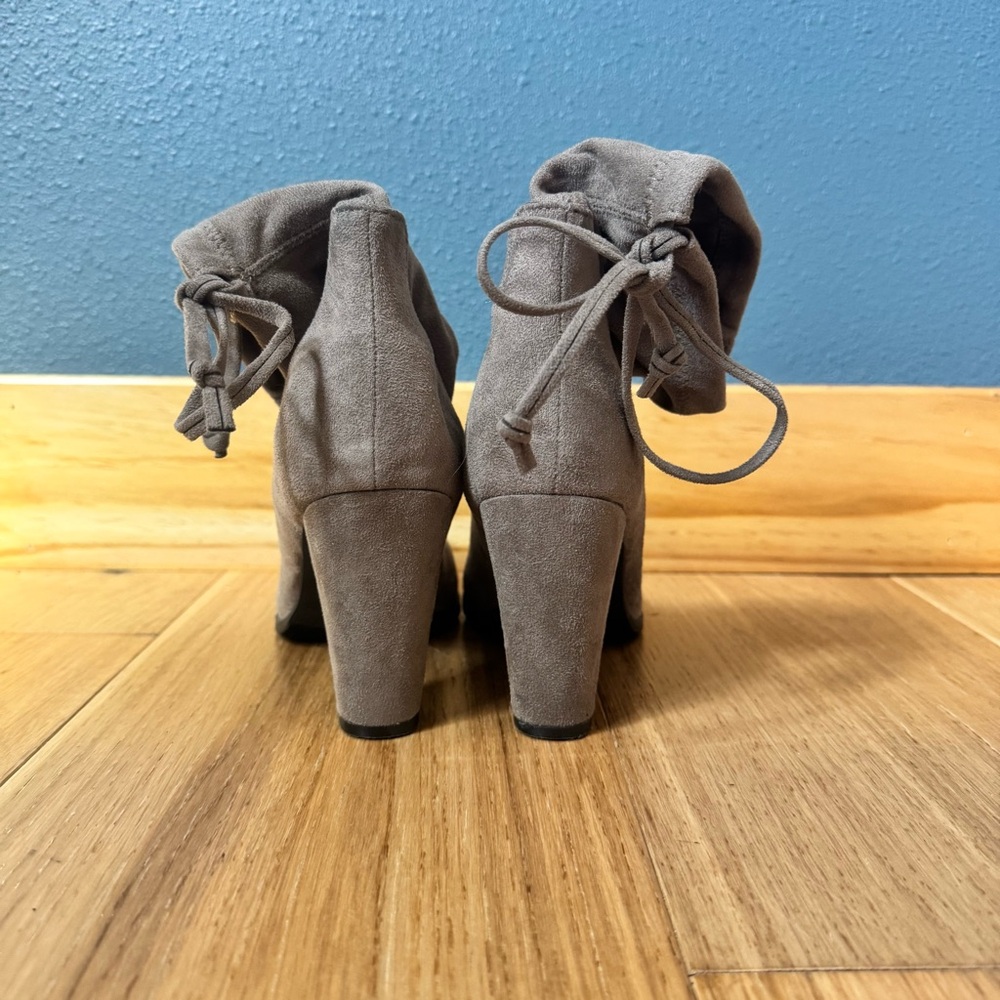 Catharine Maladrino Sorchanie Faux Suede Taupe/Gray 3.5” Ankle Bootie size 9 - Picture 11 of 12